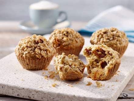 Oatmeal muffins with dates and coconut