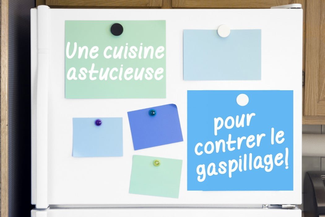 Porte du réfrigérateur avec notes colorées