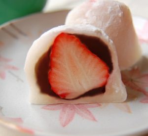 Mochi aux haricots rouges sucrés et à la fraise