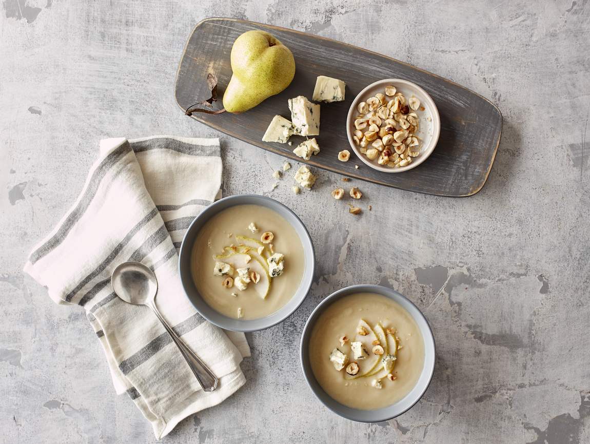 Chilled fennel cauliflower soup with pear