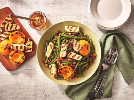Salade tiède de haricots verts, halloumi et pêches grillées