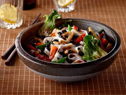 Noodles with vegetables and black beans