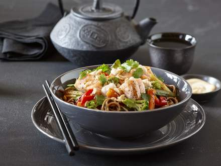 Bol de nouilles soba, légumes et saumon