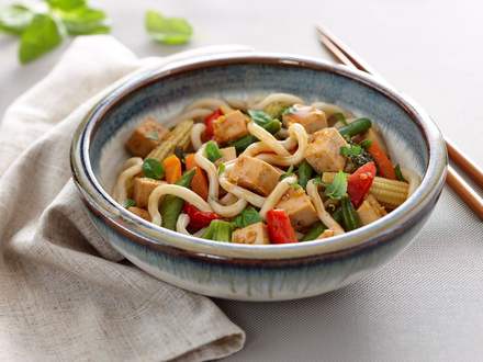 Vegetable bowl with maple tofu noodles
