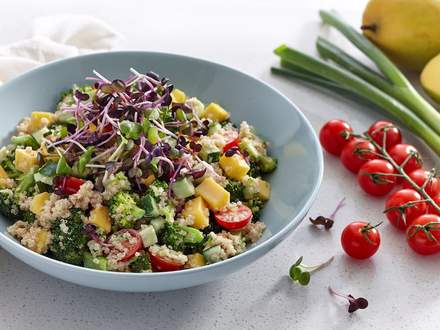 Bol de quinoa, brocoli et micropousses de radis