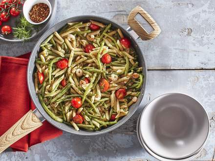 Penne with green beans and shrimps