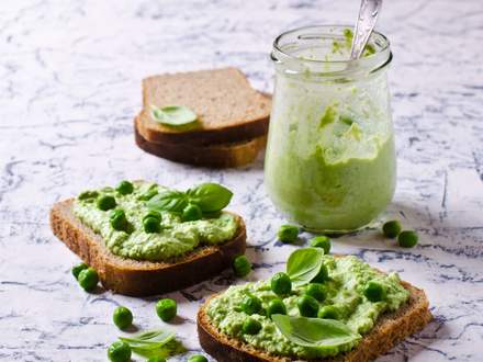 Tartinade de petits pois au fromage à la crème et saumon fumé