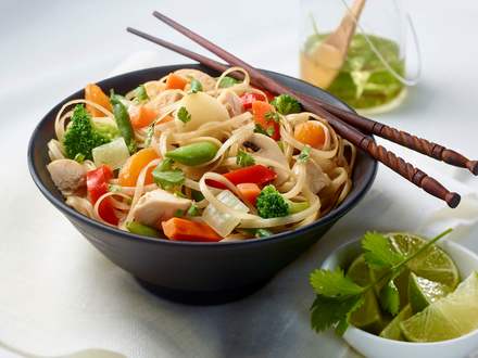 Salade de nouilles et légumes asiatiques