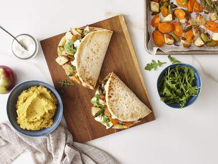 Naan aux légumes rôtis au cari, à la pomme et à la roquette