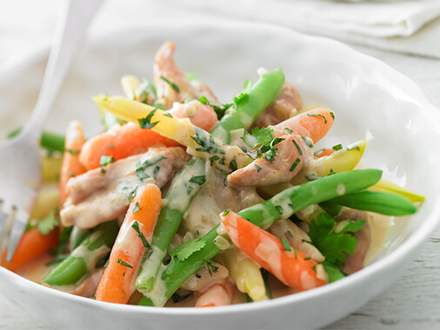 Fricassée de poulet et légumes, parfumée de fines herbes