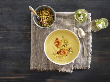 Soupe froide de maïs avec salsa d'ananas & crevettes