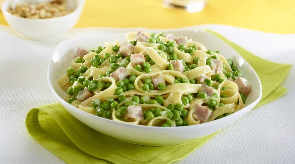 Fettuccine Alfredo with ham and peas