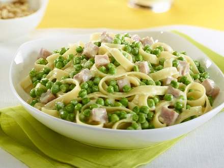 Fettuccine Alfredo with ham and peas