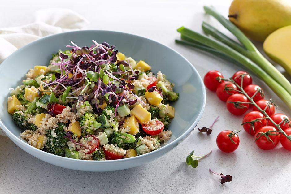 Bol de quinoa, brocoli et micropousses de radis