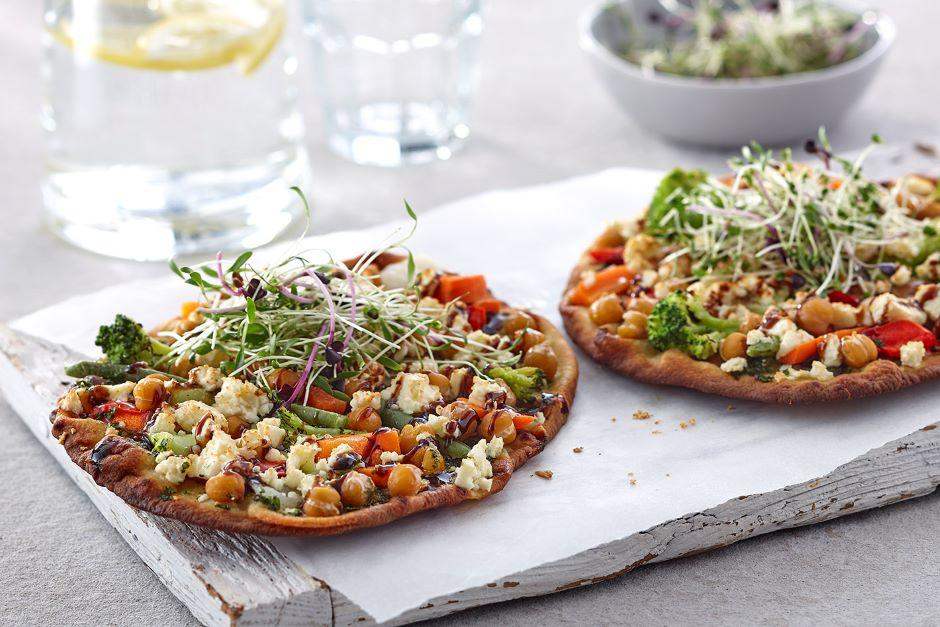 Pizza-naan with chickpeas and pesto