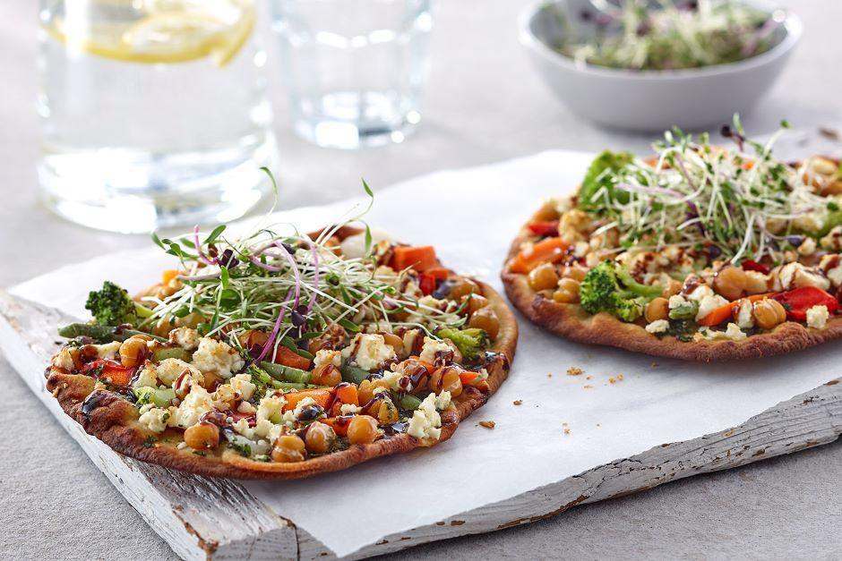 Pizza-naan with chickpeas and pesto | Arctic Gardens