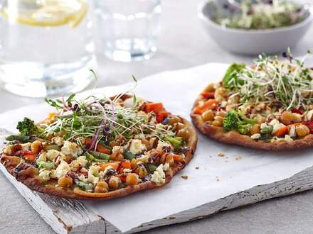 Pizza-naan with chickpeas and pesto