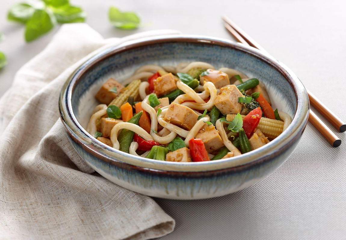 Vegetable bowl with maple tofu noodles