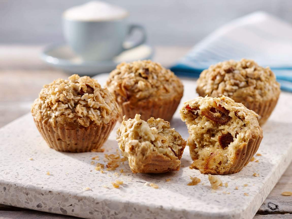 Oatmeal muffins with dates and coconut