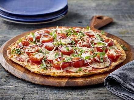 Pizza aux tomates et au basilic avec croûte de chou-fleur