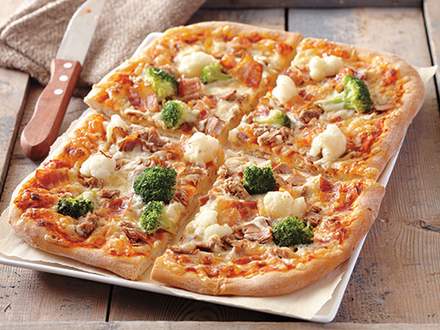 Tuna, vegetable and bacon pizza