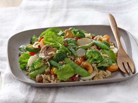 Salade de riz et légumes asiatiques