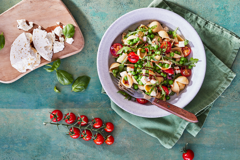 Warm pasta salad with peas, tomatoes & feta | Arctic Gardens