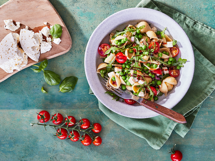 Warm pasta salad with peas, tomatoes & feta