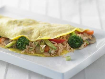 Omelette aux légumes et riz frit